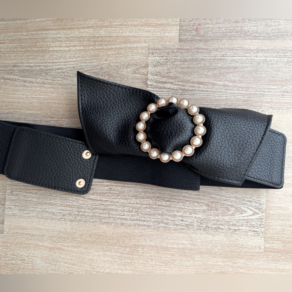 Waist belt with pearl details ✨